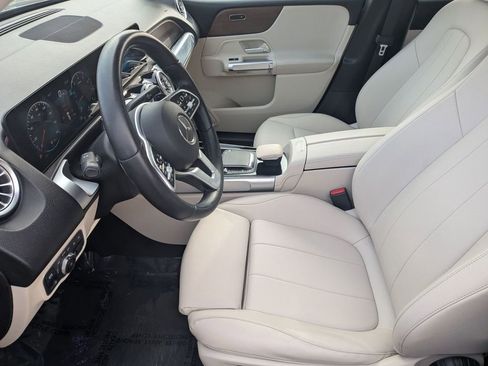 Used 2022 Mercedes-Benz GLB 250 4MATIC w/ Premium Package Lite image 17