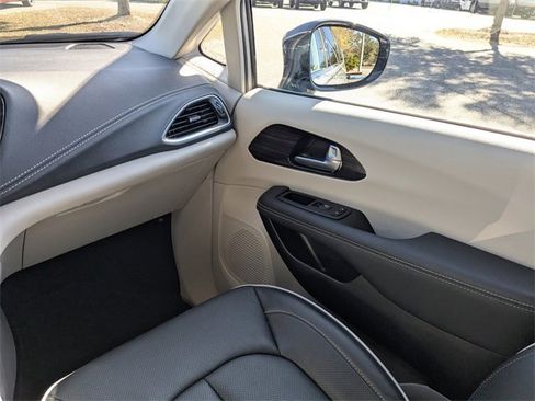 Certified 2024 Chrysler Pacifica Limited image 16
