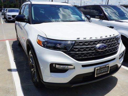 Used 2024 Ford Explorer XLT w/ Equipment Group 202A AWD/4WD image 2