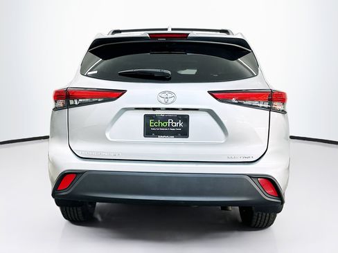 Used 2023 Toyota Highlander XLE image 7