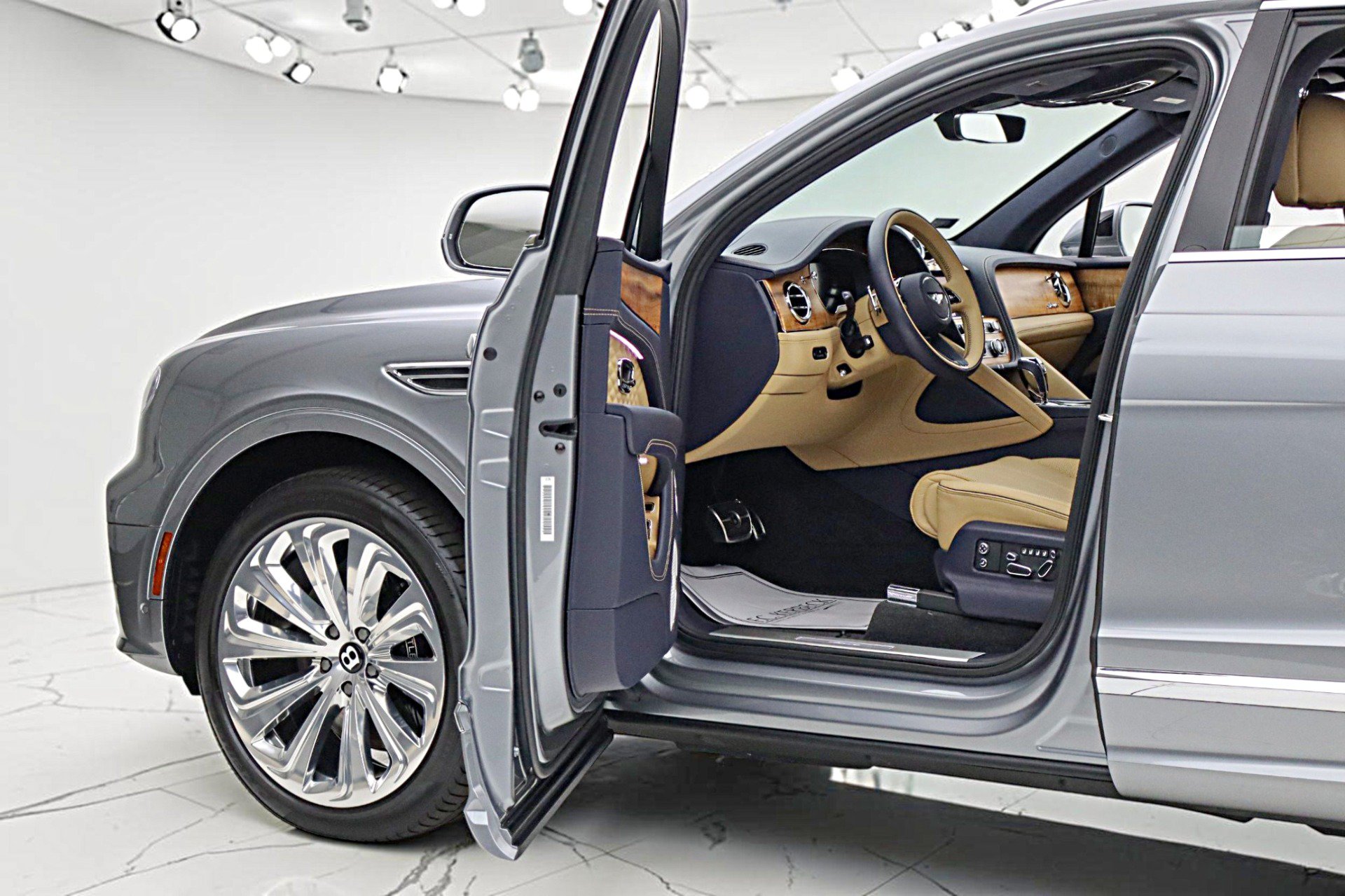 Used 2025 Bentley Bentayga AWD/4WD image 7