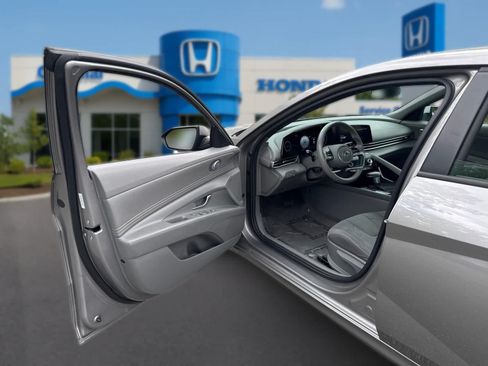 Used 2023 Hyundai Elantra SEL w/ Convenience Package FWD image 12