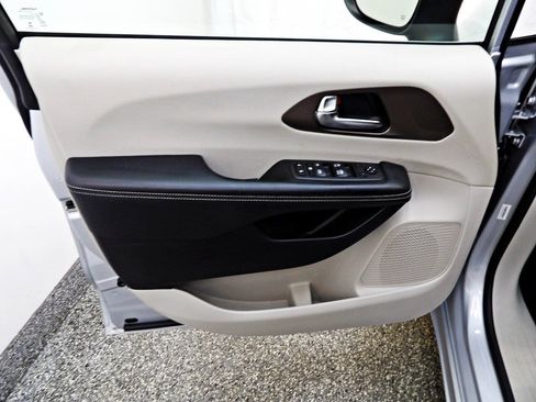 Used 2022 Chrysler Voyager LX FWD image 7