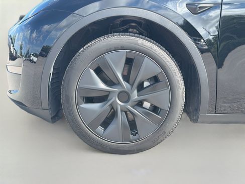 Used 2025 Tesla Model Y Long Range AWD/4WD image 39
