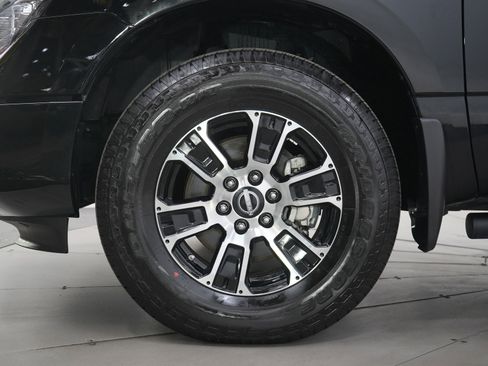 Used 2024 Nissan Titan SV w/ SV Convenience Package image 28