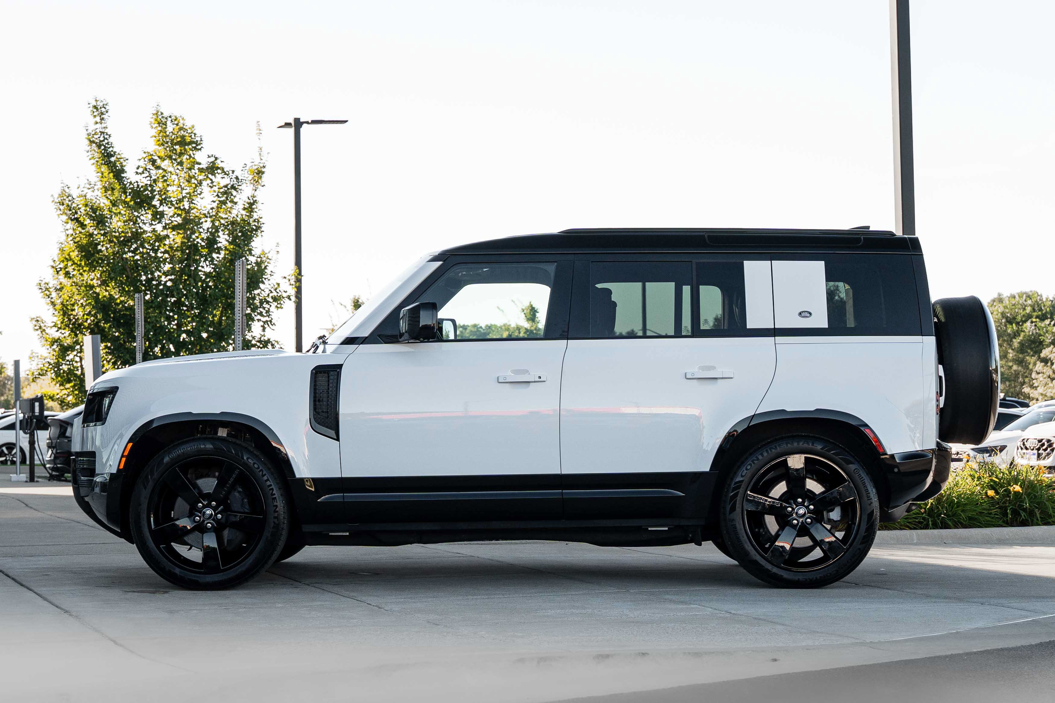 Used 2023 Land Rover Defender 110 X-Dynamic SE AWD/4WD image 6