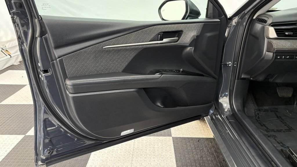 Used 2025 Toyota Camry XLE FWD image 13