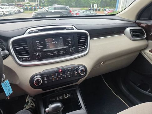 Used 2017 Kia Sorento FWD image 16