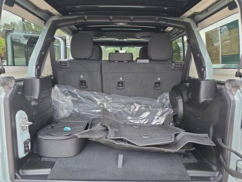 Used 2023 Jeep Wrangler Unlimited w/ Sun & Screen Package image 16