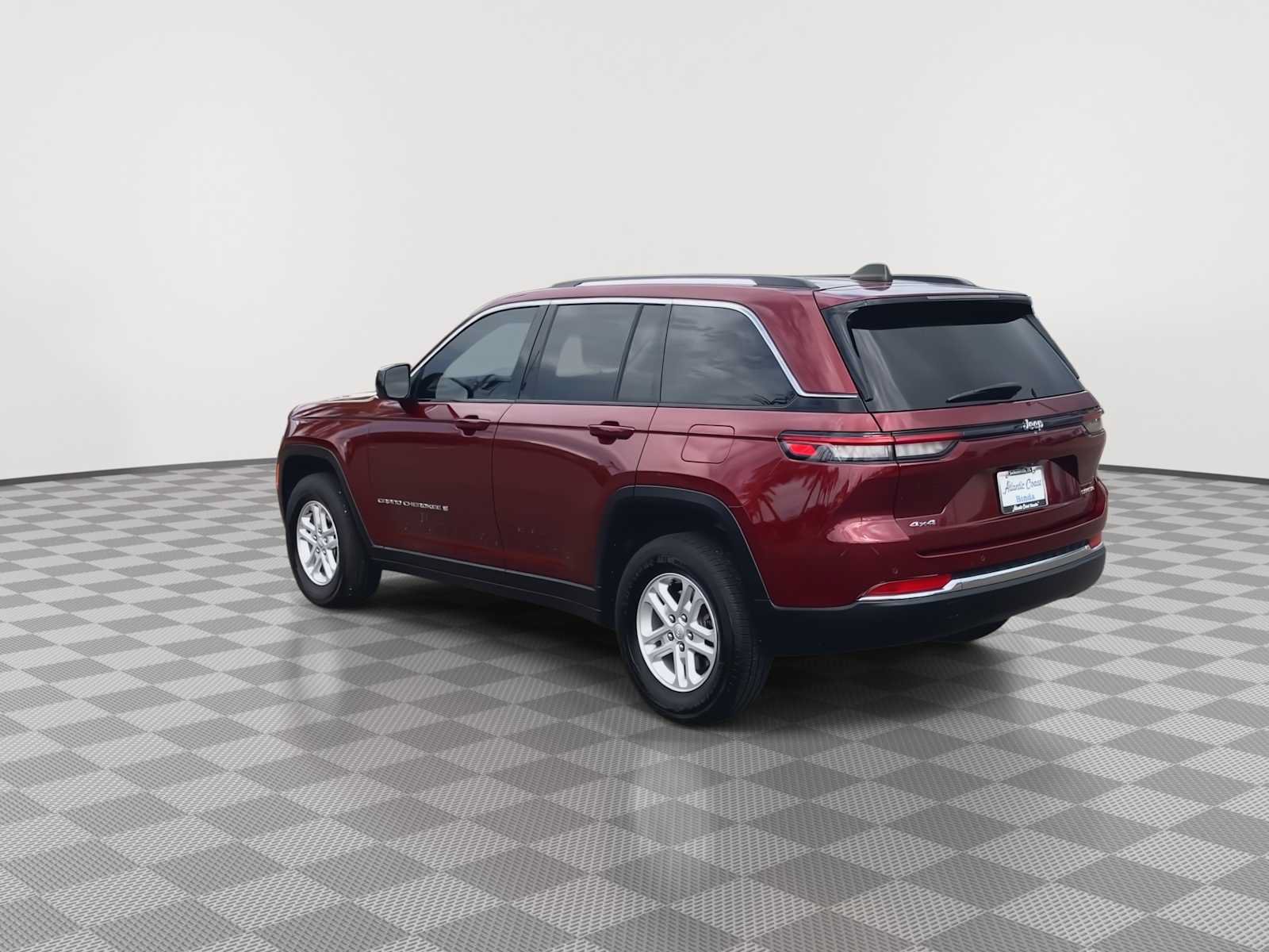 Used 2023 Jeep Grand Cherokee Laredo AWD/4WD image 6