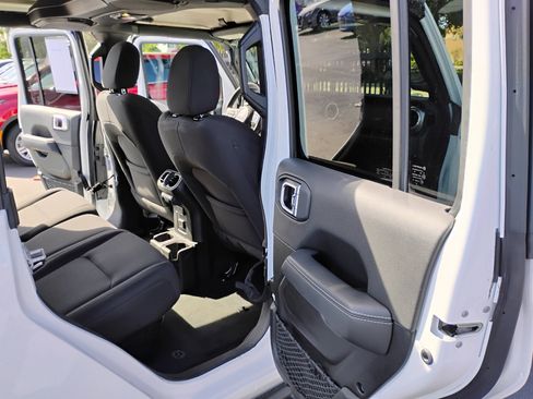 Used 2023 Jeep Gladiator Overland image 80