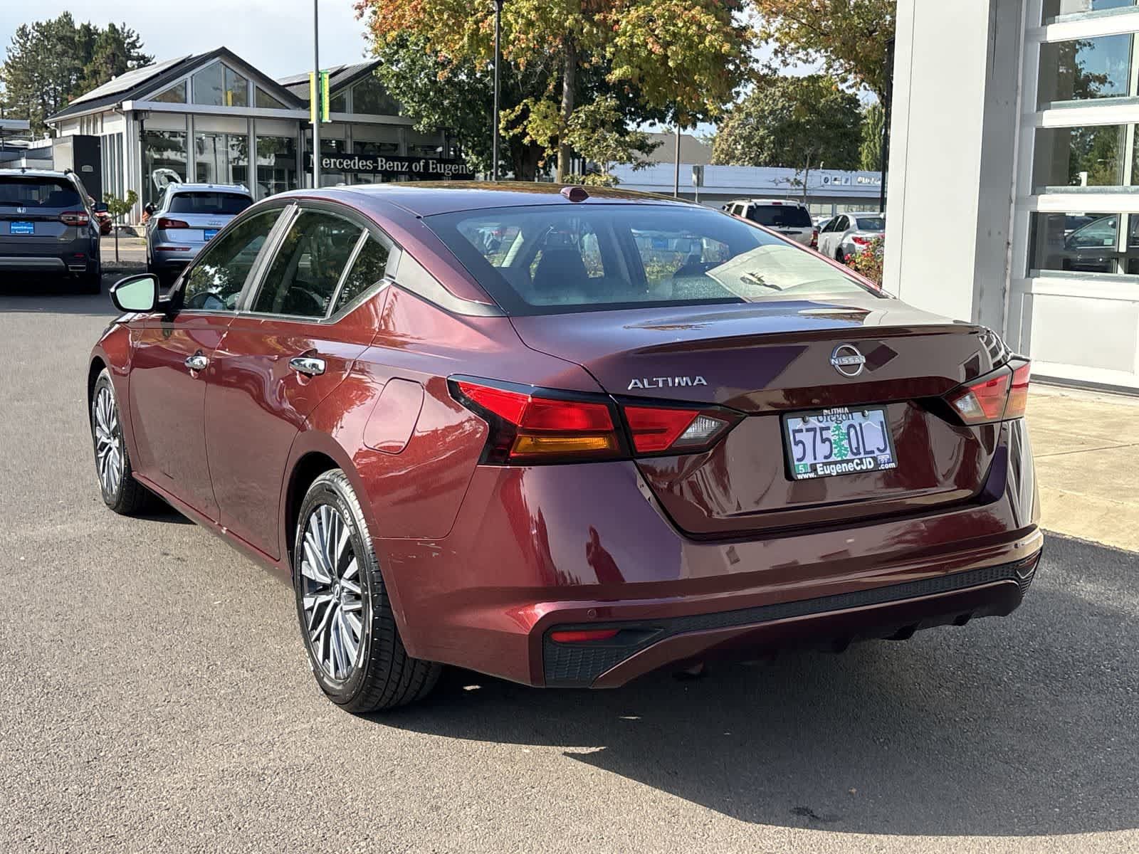 Used 2025 Nissan Altima 2.5 SV FWD image 3