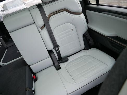 Used 2026 Rivian R1S Premium image 14