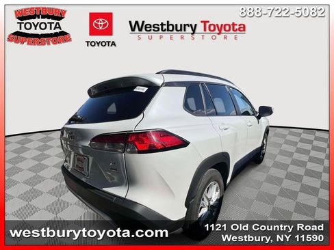 Used 2024 Toyota Corolla Cross LE w/ Moonroof Package image 6