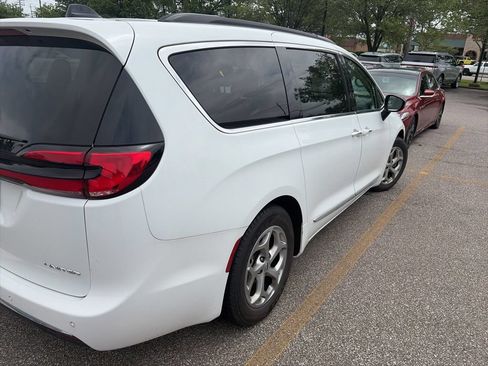 Used 2023 Chrysler Pacifica Limited w/ Uconnect Theater Family Group FWD image 3