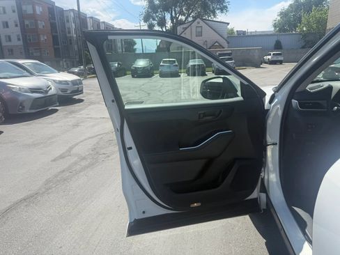 Used 2025 Toyota Highlander LE FWD image 18