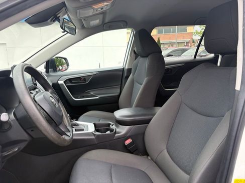 Used 2021 Toyota RAV4 LE AWD/4WD image 6