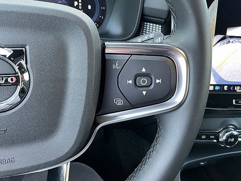 Certified 2025 Volvo XC40 B5 Plus image 28