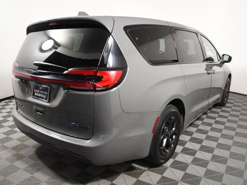 Used 2022 Chrysler Pacifica Limited w/ Uconnect Theater Family Group FWD image 6