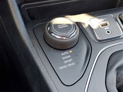 Used 2022 Jeep Cherokee Latitude Lux w/ Sun & Sound Group image 27