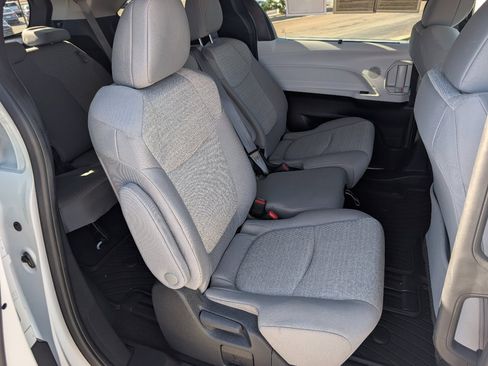 Used 2025 Toyota Sienna LE image 5