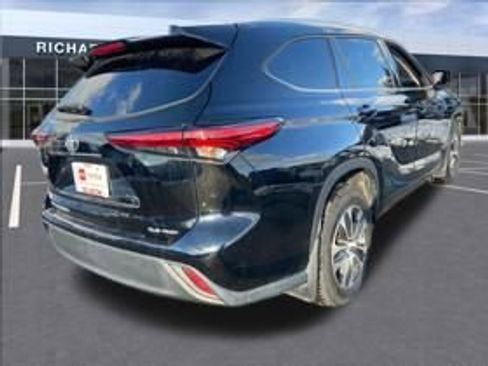 Used 2022 Toyota Highlander XLE image 5