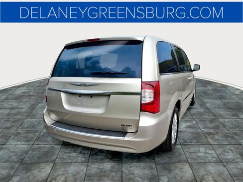 Used 2015 Chrysler Town & Country Touring FWD image 3