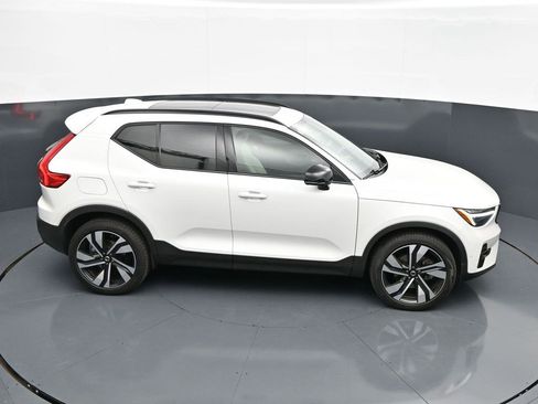 Used 2025 Volvo XC40 B5 Plus AWD/4WD image 31