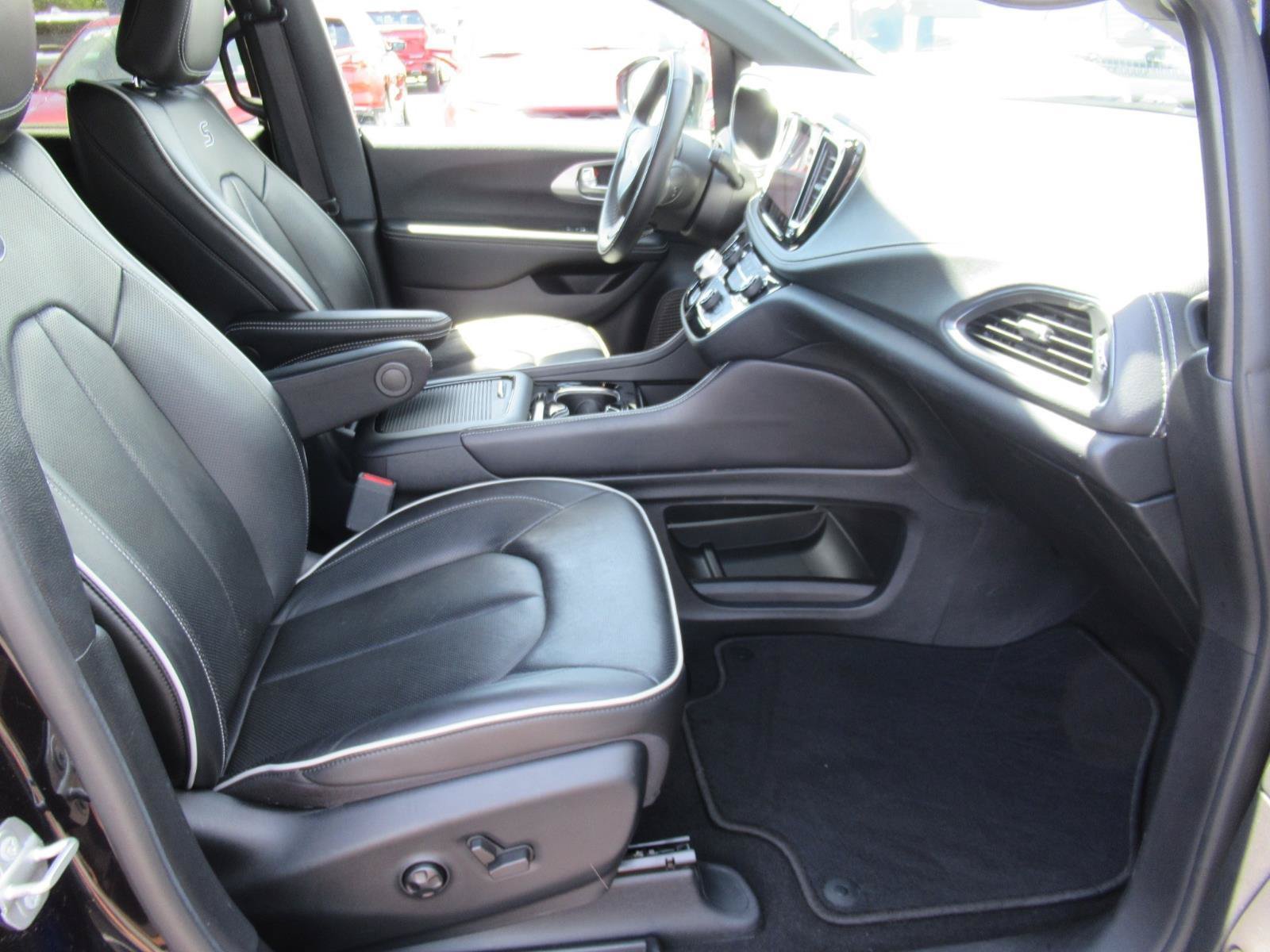 Used 2022 Chrysler Pacifica Limited w/ S Appearance Package FWD image 10