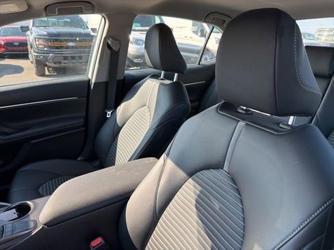 Used 2024 Toyota Camry SE image 12