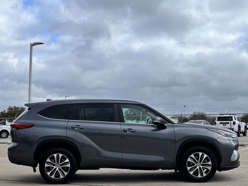 Used 2023 Toyota Highlander XLE image 3
