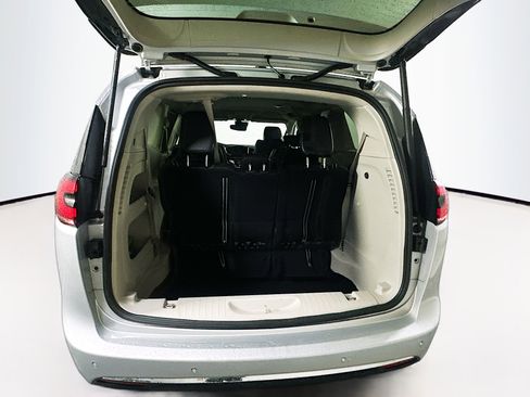 Used 2024 Chrysler Pacifica Touring-L image 29