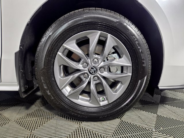 Used 2026 Toyota Sienna XLE FWD image 11