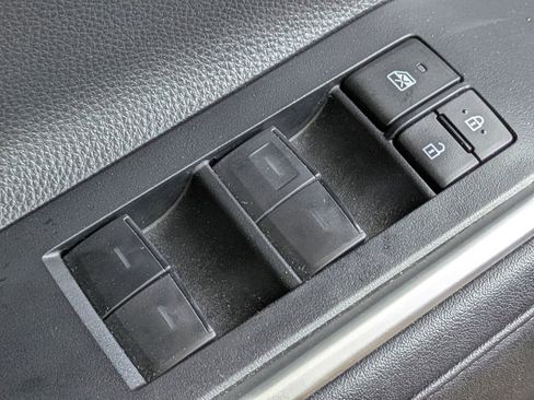 Used 2024 Toyota Highlander XLE FWD image 26