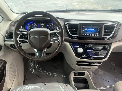 Used 2021 Chrysler Voyager LX w/ Cold Weather Group FWD image 16