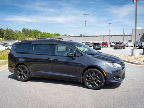 Used 2019 Chrysler Pacifica Limited w/ S Appearance Package FWD image 12