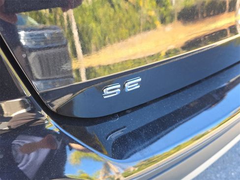 Used 2025 Volkswagen Taos SE image 5