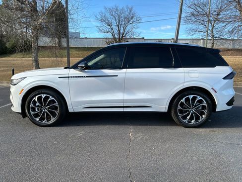 Used 2025 Lincoln Nautilus Reserve image 8