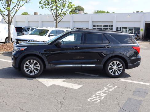 Used 2020 Ford Explorer XLT w/ Equipment Group 202A AWD/4WD image 18