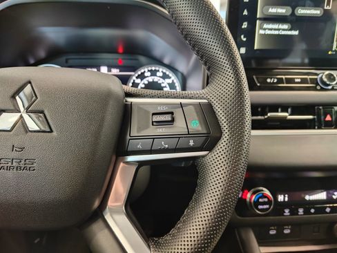 Used 2025 Mitsubishi Outlander SE image 19