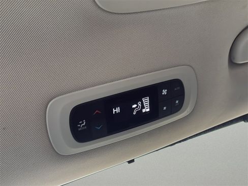 Used 2018 Chrysler Pacifica Touring-L image 40