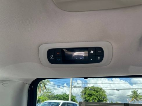 Used 2018 Chrysler Pacifica Touring-L FWD image 31
