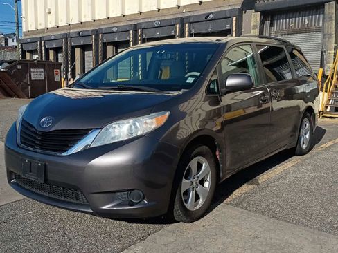 Used 2012 Toyota Sienna LE image 5