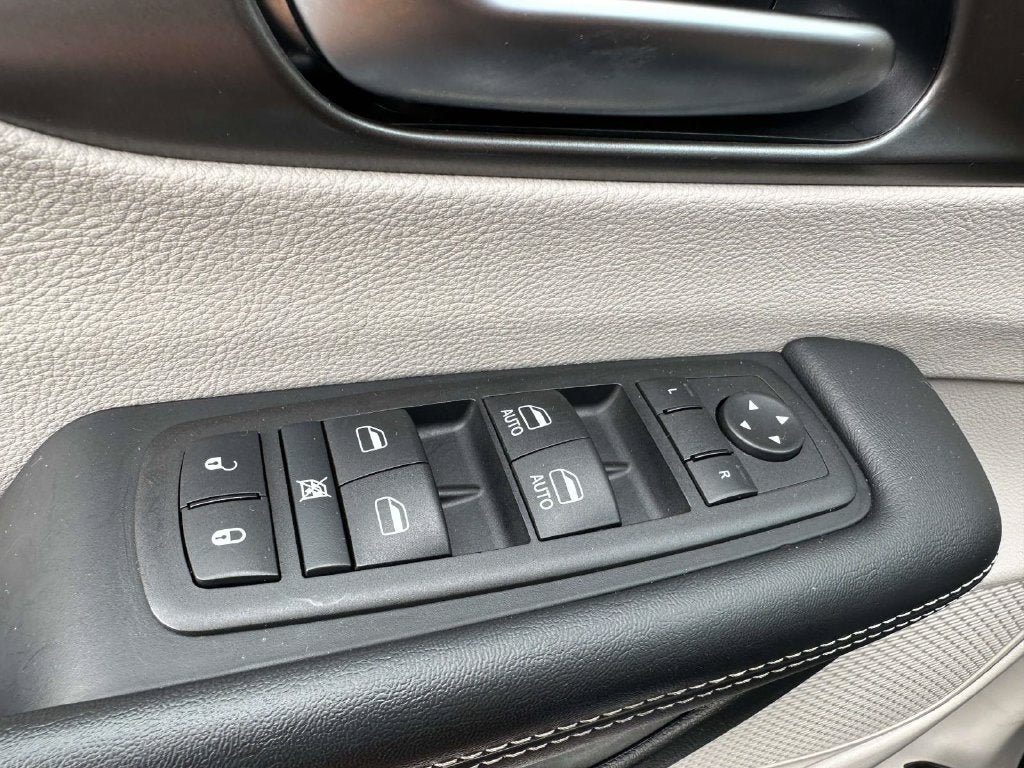 Used 2024 Chrysler Pacifica Limited FWD image 33