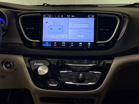 Used 2022 Chrysler Pacifica Touring-L image 15