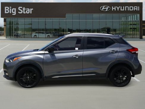 Used 2020 Nissan Kicks SR w/ SR Premium Package FWD image 2