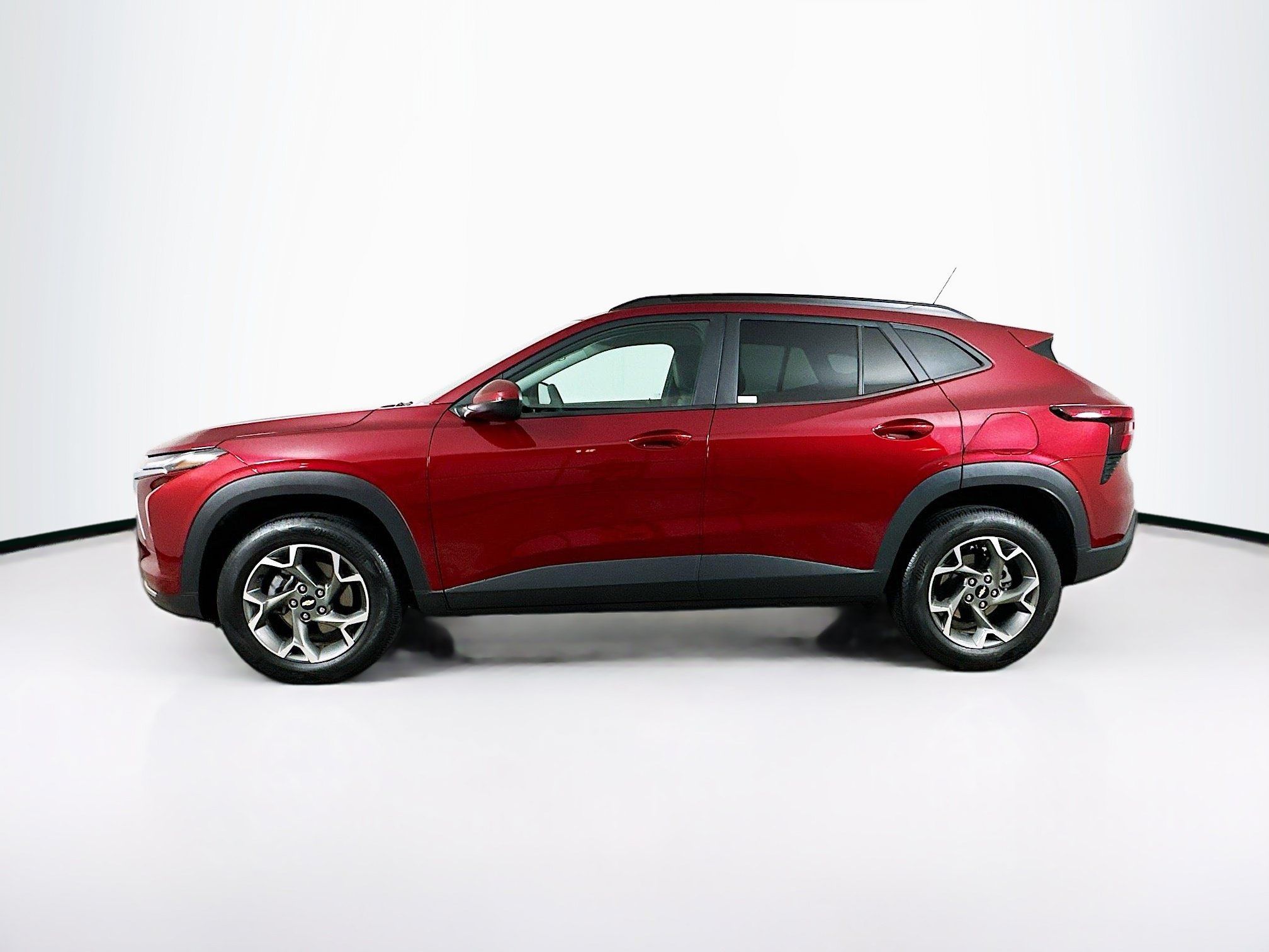 Used 2025 Chevrolet Trax LT FWD image 4