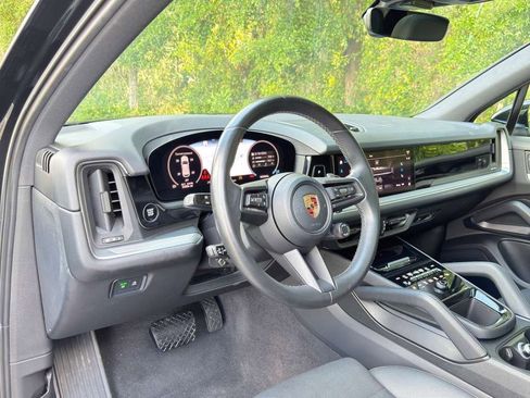 Certified 2024 Porsche Cayenne AWD/4WD image 4