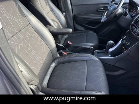 Used 2020 Chevrolet Trax LT w/ LT Convenience Package image 13