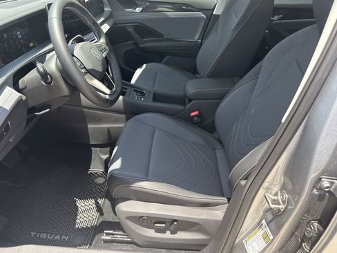 New 2026 Volkswagen Tiguan SE FWD image 12